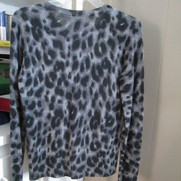 APT.9 $125 100% Cashmere Gray Animal Print Cardigan Sweater size Medium NWT - Picture 4 of 7